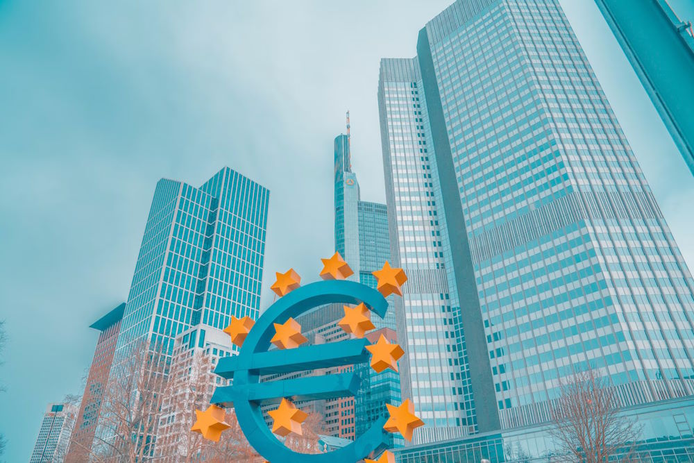Znak eura i neboderi