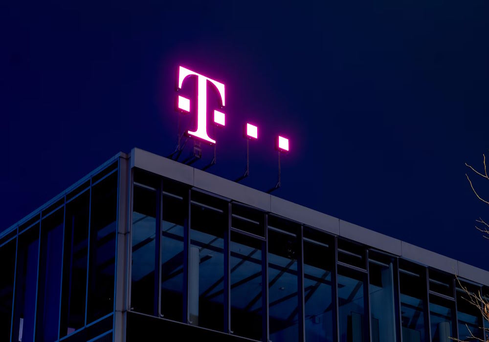 Deutsche Telekom logotip na zgradi