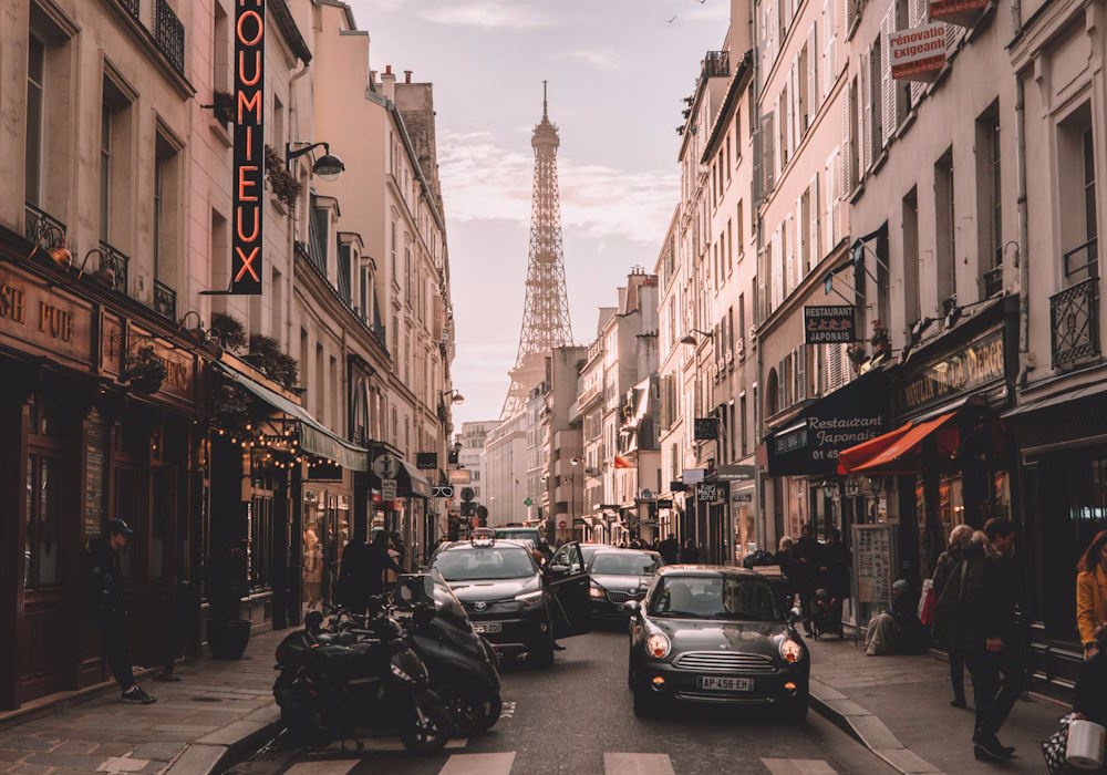 Pariz ulica s automobilima