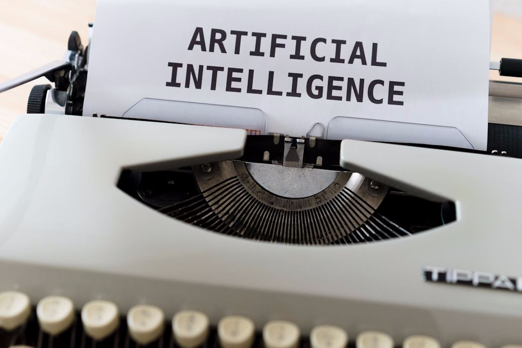 Pisaći stroj i tekst "Umjetna inteligencija"