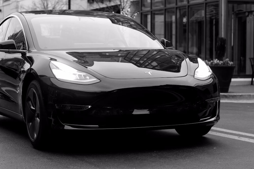 Tesla automobil u crnoj boji