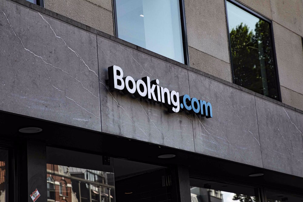 Booking.com natpis na zgradi