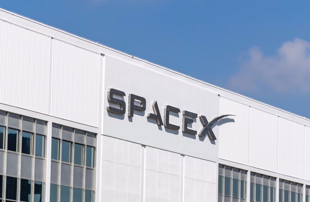 SpaceX logotip na zgradi