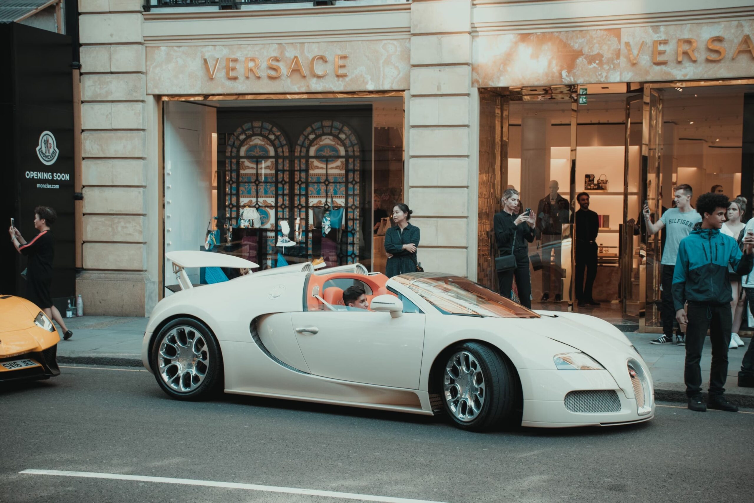 Automobil ispred versace trgovine