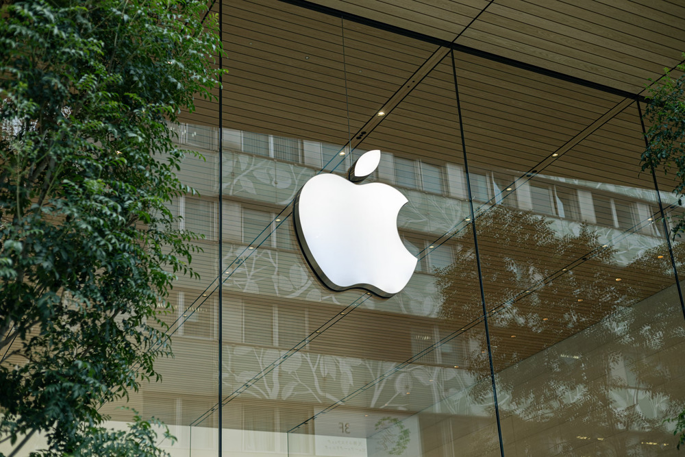 Apple logotip na zgradi